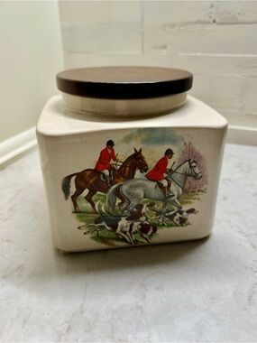 VINTAGE, HYALYN POTTERY CANNISTER WITH WOODEN LID.
